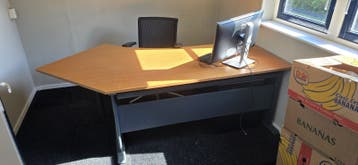 Gratis afhalen: hoekbureau met ladekast!