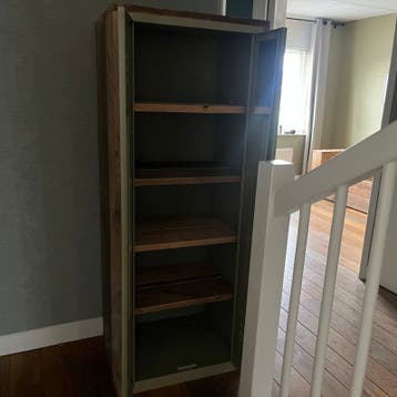 Industriële locker kast met houten zijkanten