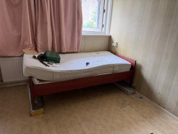 Eenvoudig eenpersoonsbed met matras