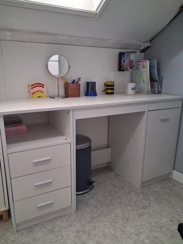 Wit bureau met lades en opbergruimte