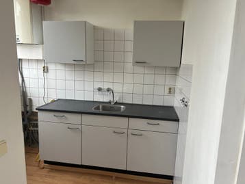 Compacte keuken met boven- en onderkasten