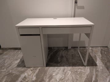 Wit bureau van Ikea met 2 lades en 3 schappen