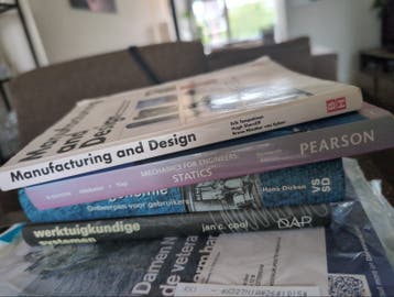 Diverse studieboeken: Manufacturing, Statics, Werktuigkunde