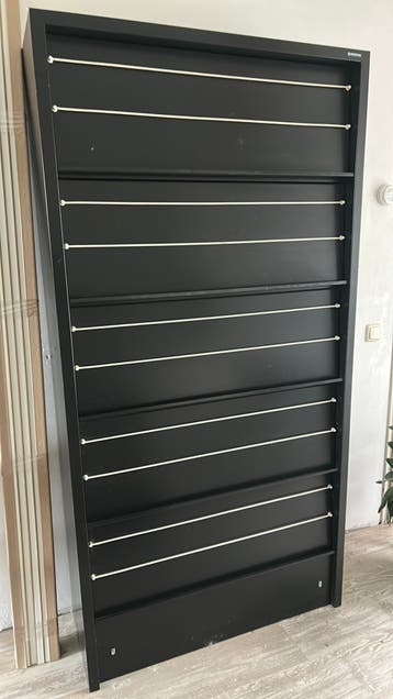 Zwart metalen kast Overtoom