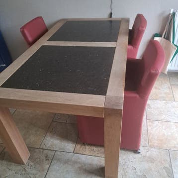 Gratis eettafel + 4 stoelen