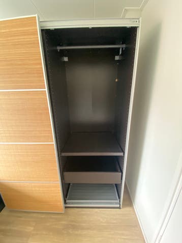 Pax kledingkast met 2 schuifdeuren ( 1 op foto)
