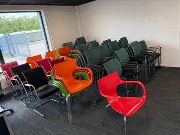 Diverse stoelen: plastic en stoffen varianten
