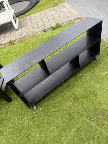 Zwart eiken houten kastje met open vakken