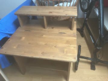 Houten bureau met opzetstuk - ideaal voor kleine ruimtes