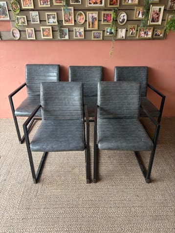 Set van 5 grijze eetkamerstoelen met metalen frame