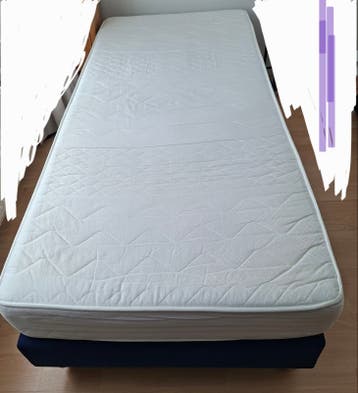 Boxspring 200x90 cm met matras (klein vlekje)