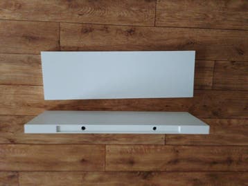 2 witte wandplanken, met bevestiging. 80 x 25 x 4 cm