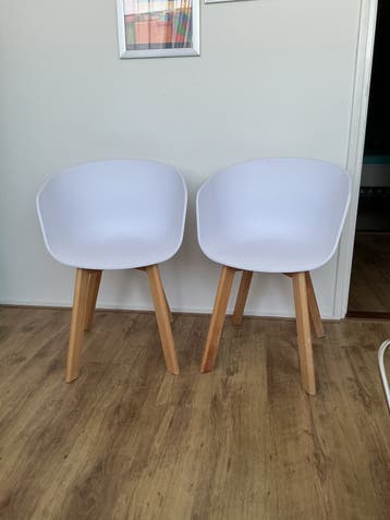 Set van 2 witte stoelen met houten poten