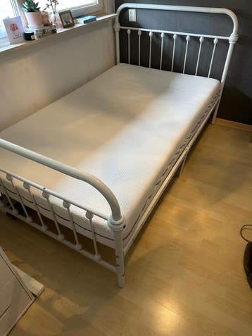 Wit metalen bedframe 120x200 cm met matras