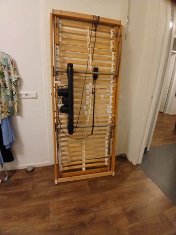 Gratis af te halen: elektrische lattenbodem en matras 80x200
