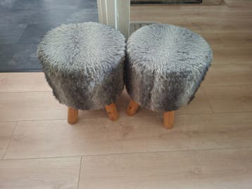 Set van 2 pluizige krukjes met houten poten