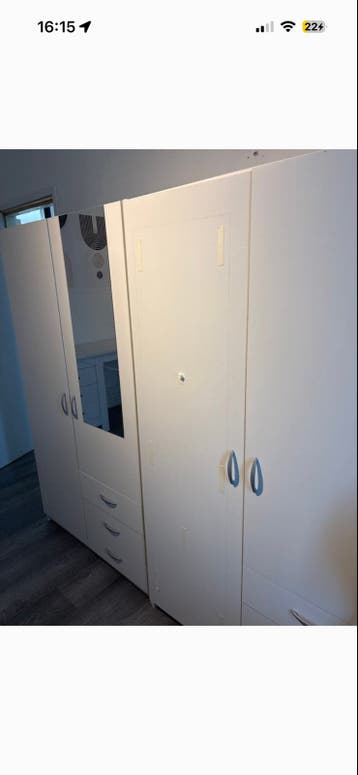 Witte kledingkast met spiegel en lades