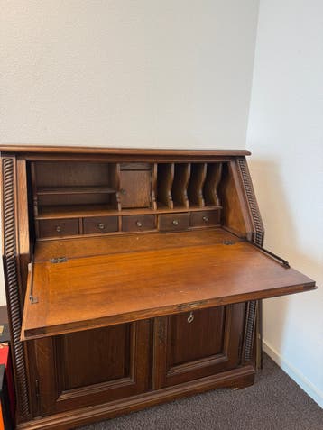 Vintage bureau/kast gratis af te halen