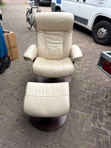 Gratis lederen fauteuil met voetenbank