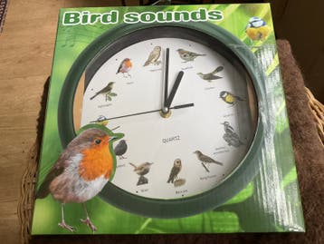 Klok met vogelgeluiden