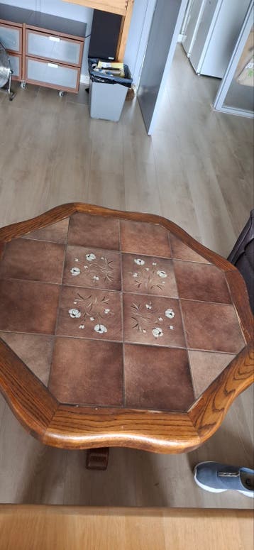 Gratis salontafel met tegels en houten onderstel