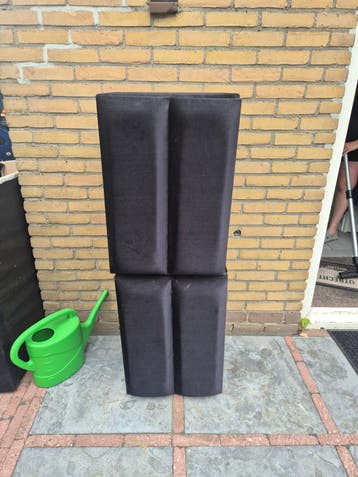 Zwarte stoffen kast met twee compartimenten