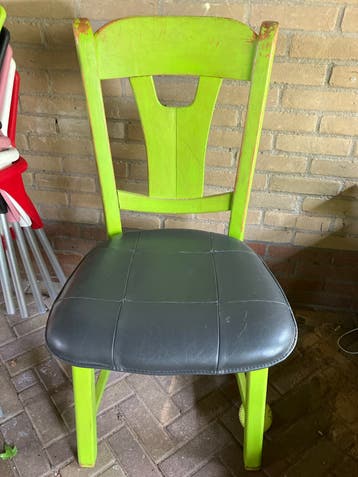 Gratis: Degelijke houten stoel met lederen zitje