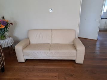 Crèmekleurige tweezitsbank van leer