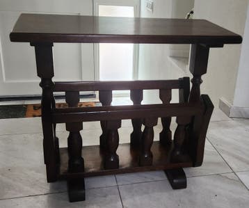 Vintage houten bijzettafel met tijdschriftenrek