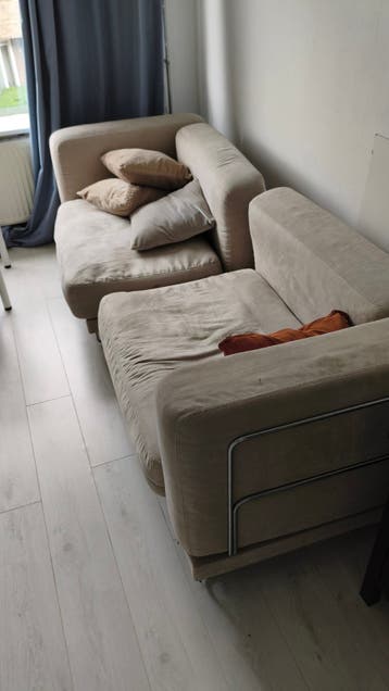 Comfortabele beige hoekbank met kussens