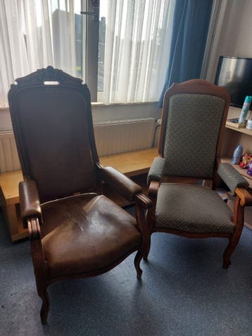 Twee klassieke stoelen en een houten kast - gratis mee te ne