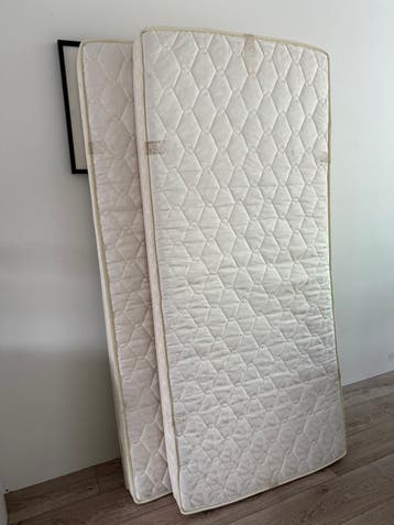 GRATIS: 2 1 persoonsmatrassen 90-200-12 cm / wasbare hoezen
