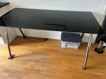 Zwart glazen bureau met chromen poten