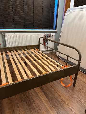 Gratis bedframe met lattenbodem 140x200