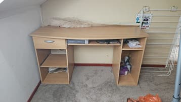 Praktisch computerbureau met opbergruimte