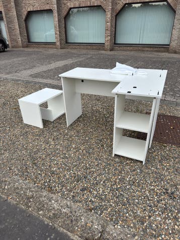 Wit houten bureau met hoek
