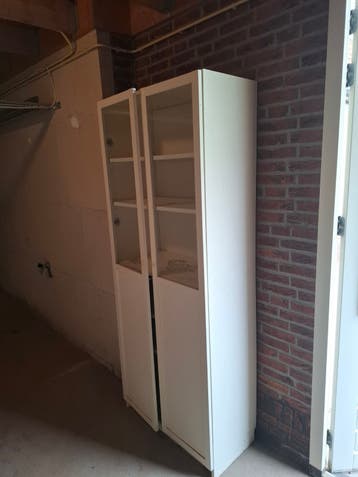 Witte vitrinekasten met glazen deuren (2 stuks)
