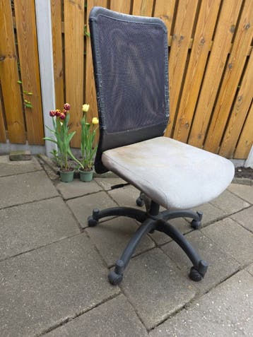 2 kapotte bureaustoelen