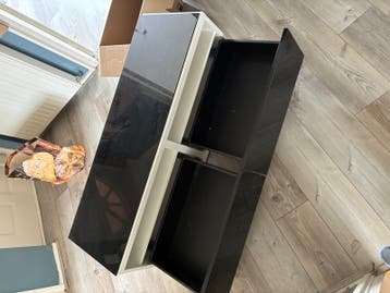 Gratis af te halen IKEA tv-meubel met glazen blad en lades