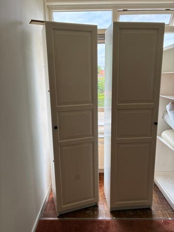 Twee witte IKEA kledingkasten