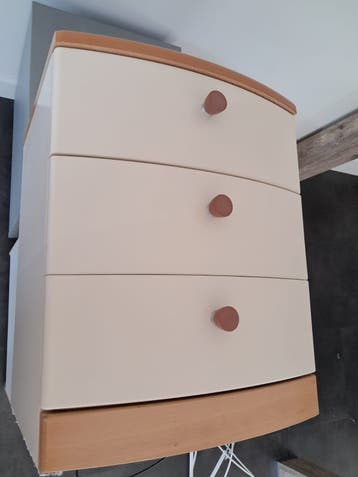 2x Crèmekleurige ladekast met 3 laden en houten accenten