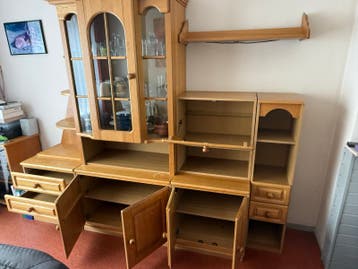 Grote houten kast met verlichting en veel opbergruimte
