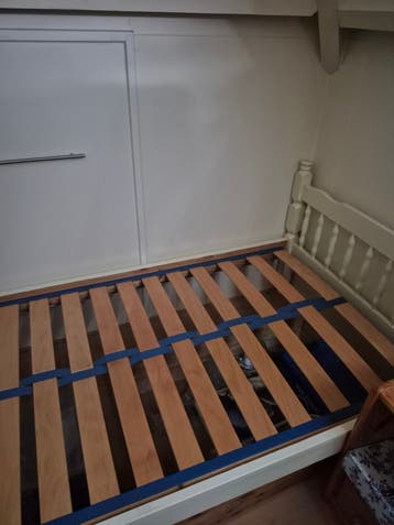 Eenpersoonsbed 200x90 met lattenbodem, lades en nachtkastje