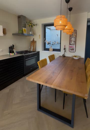 GRATIS. Massief eikenhouten eettafel met metalen onderstel