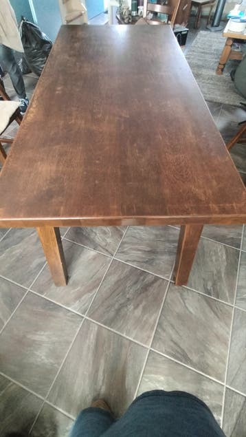Gratis zwaar donker eiken tafel en 6 stoelen en kranten bak