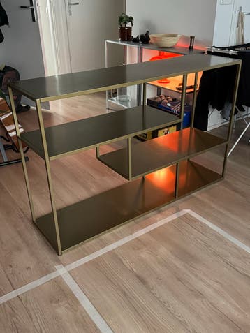 Stijlvol gouden dressoir met meerdere niveaus