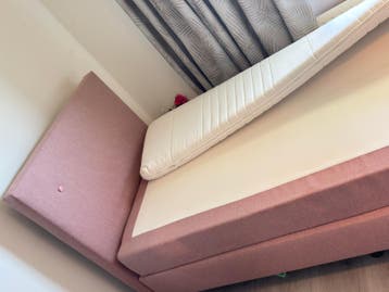 Roze bed (met matras)