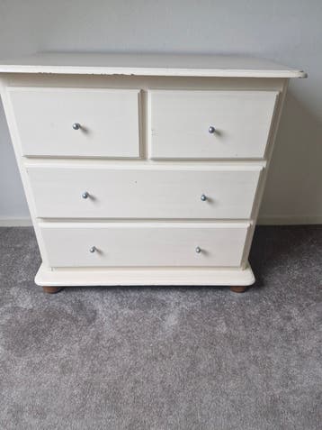 Crèmekleurige ladekast met 4 laden