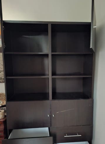 Zwarte kast met open stukken, lades en andere opbergopties