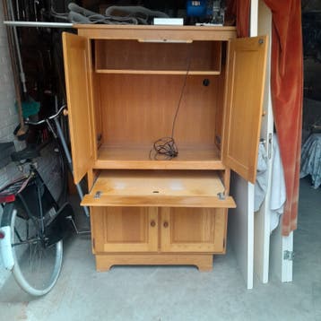 Gratis blank eiken computermeubel